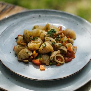 Mediterraner Nudelsalat