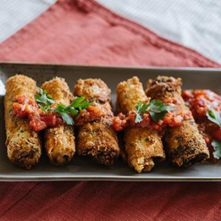Nudelrollen mit Zucchini und Käse