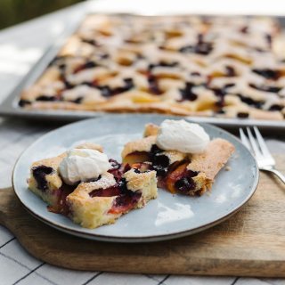 Buttermilch-Kuchen mit Aprikosen & Heidelbeeren