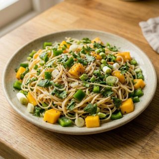 Reisnudelsalat mit grüner Paprika, Mango & Limette