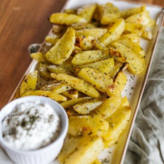 Patates Lemonates mit Joghurt-Feta-Dip – Griechenl