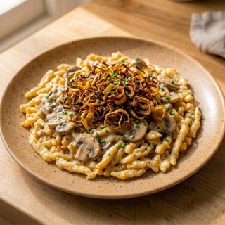 Möhren-Sellerie-Spätzle mit Rahmpilzen und knuspri