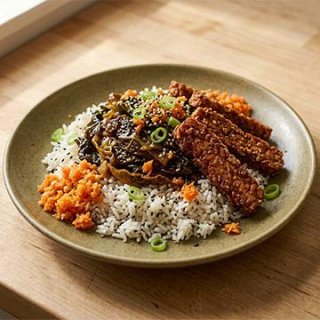 Geschmorter Wirsing mit knusprigem Tempeh, Sesamre