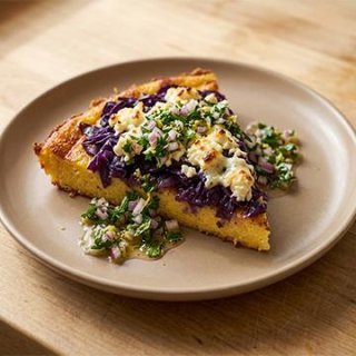 Polenta-Tortilla mit geschmortem Rotkohl, Feta und