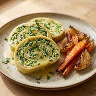 Wirsing-Ricotta-Roulade aus Nudelteig mit Zitronen
