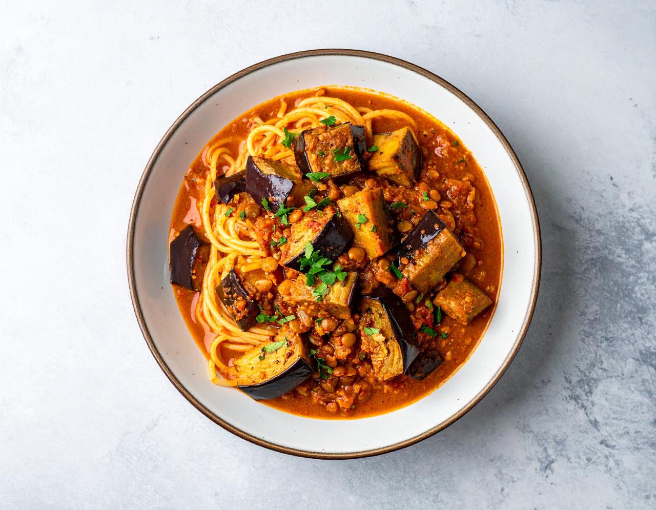 Auberginen-Linsen-Bolognese mit Pasta