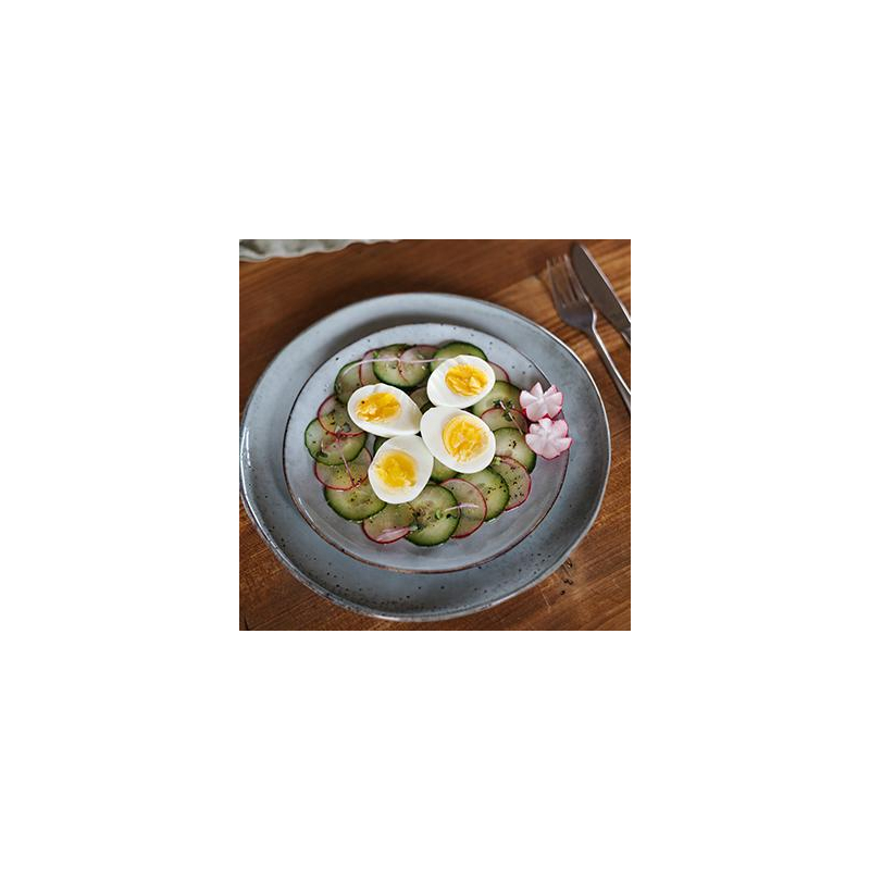 Gekochte Eier auf Gurken-Carpaccio