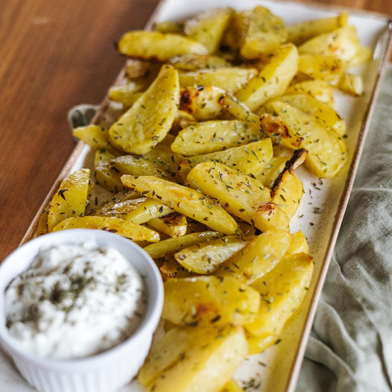 Patates Lemonates mit Joghurt-Feta-Dip – Griechenl