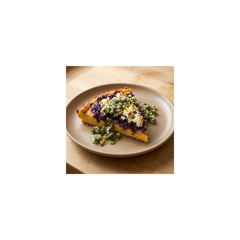 Polenta-Tortilla mit geschmortem Rotkohl, Feta und