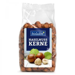Haselnüsse ganz